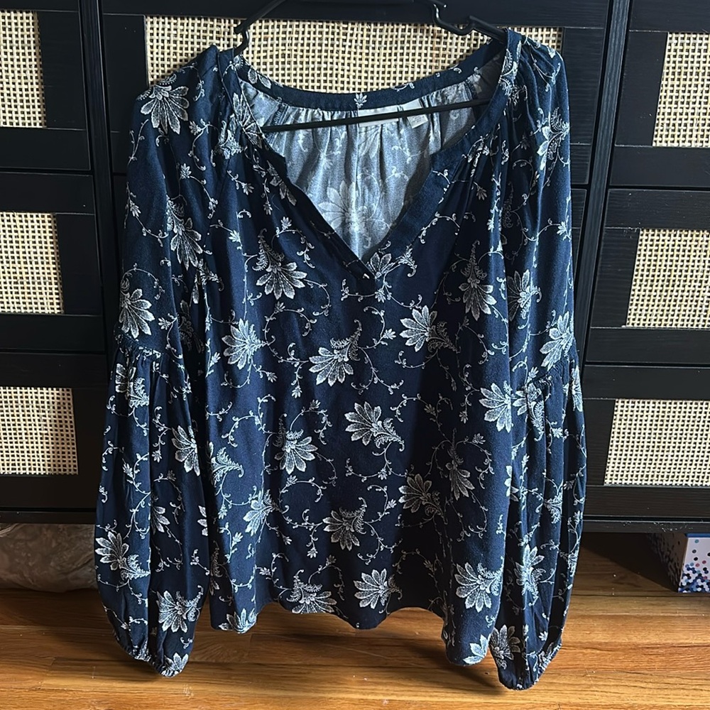Nordstrom Hinge Navy Blue Floral V Neck Blouse Size Small